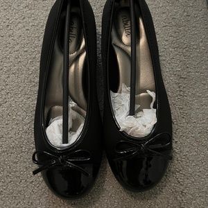 Cute and comfortable Brand new Abella wedge bow flat